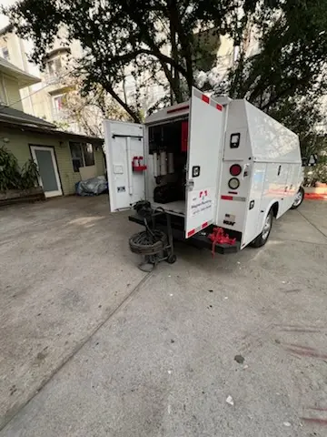 Magnet Plumbing service vehicle on-site for Grease Trap Cleaning in Avenida Guadalupe