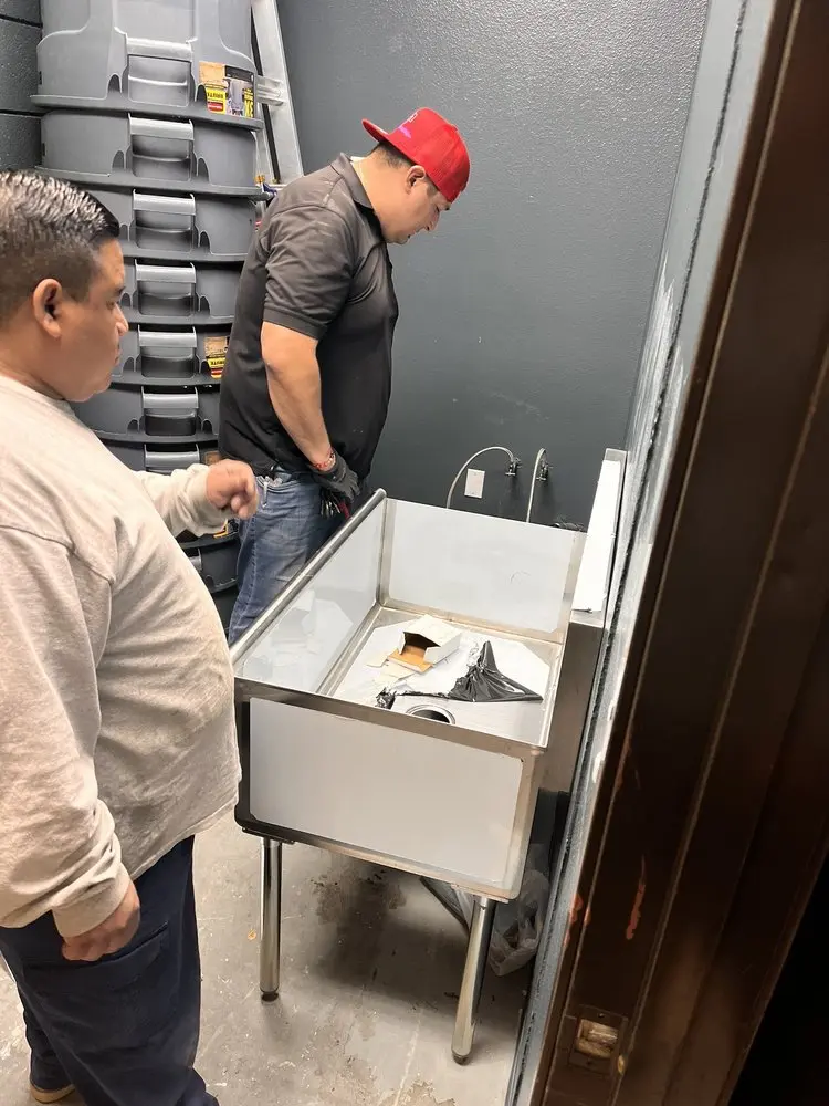 Commercial plumbing and sink installation in Avenida Guadalupe